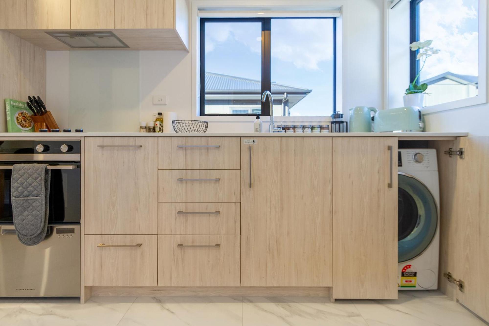 Luxury Studio With Balcony - Close To Supermarket Christchurch Exterior foto